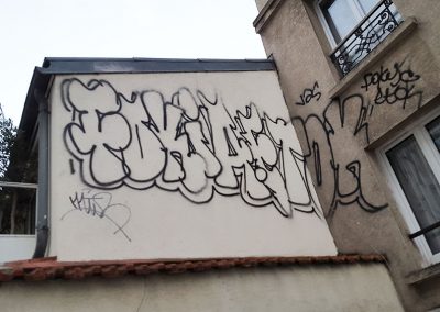 Graffiti sur un mur de bâtiment.