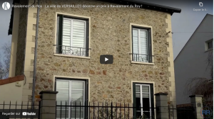 Maison en pierre avec fenêtres et balcon, Ravalement du Roy.