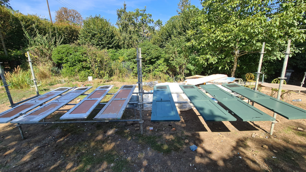 Ravalement de façade au Vésinet - Mise en peinture volets en bois vert - 3