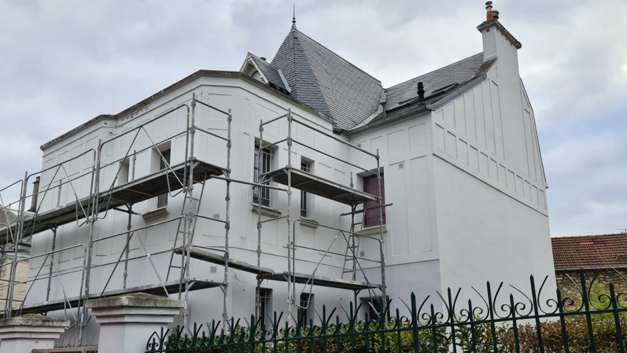 Maison à Meudon aux façades abîmées avant le ravalement de façades. un échafaudage est monté