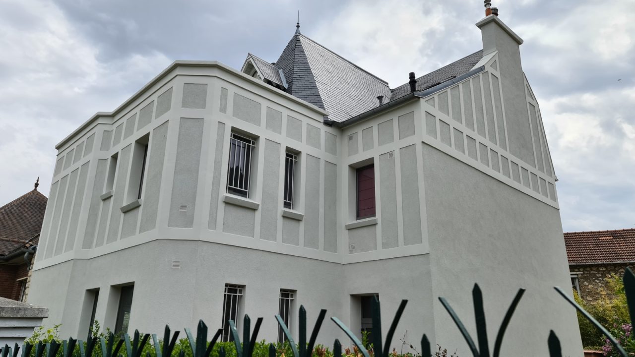 Maison à deux étages avec ravalement de façade.