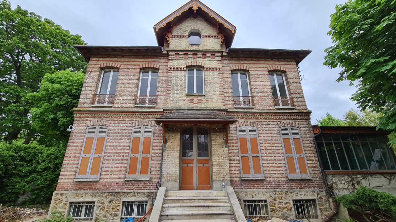 Façade avant d'une maison en brique au Vésinet, avant ravalement de façades.