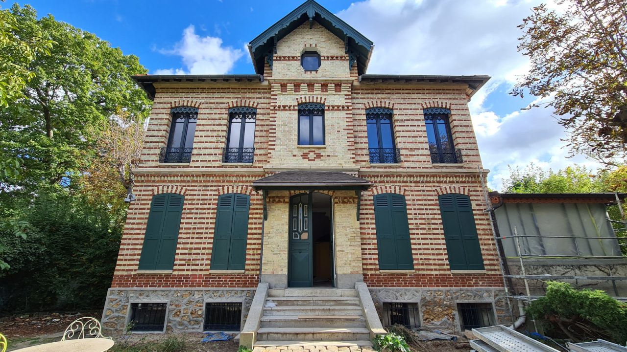 Maison historique avec ravalement de façade.