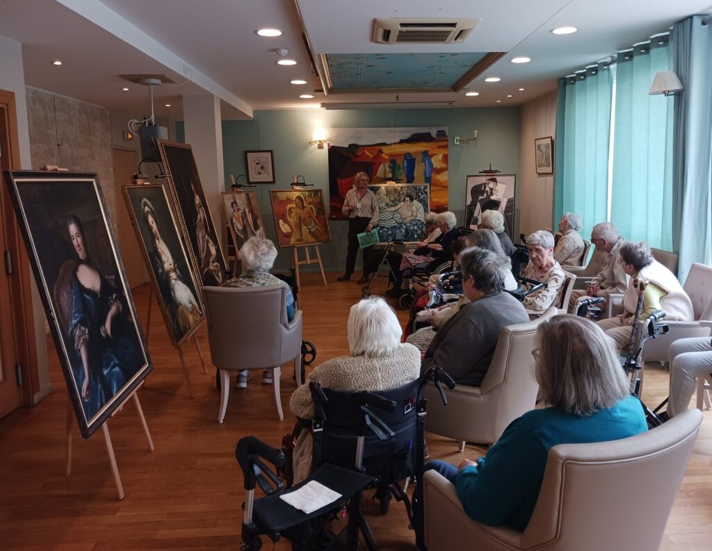 Personnes âgées regardant des peintures, Ravalement du Roy