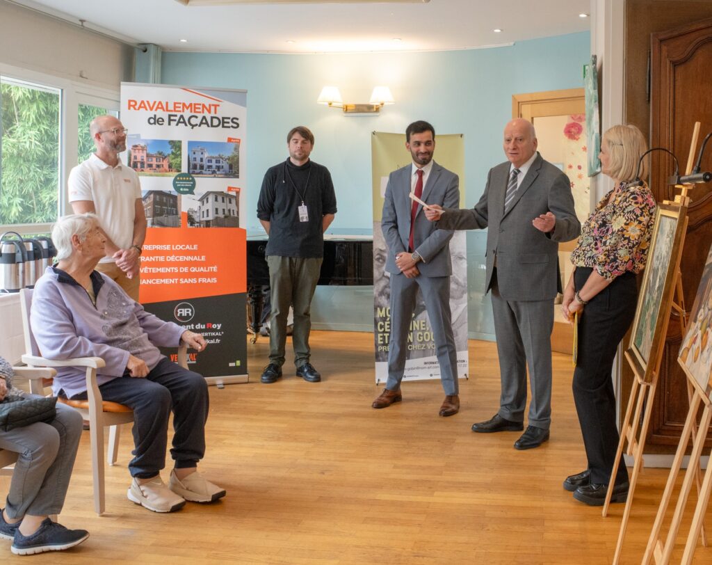 Personnes discutant lors d'un événement Ravalement du Roy.