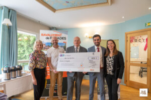 Personnes tenant un chèque de 500 € pour Ravalement du Roy.