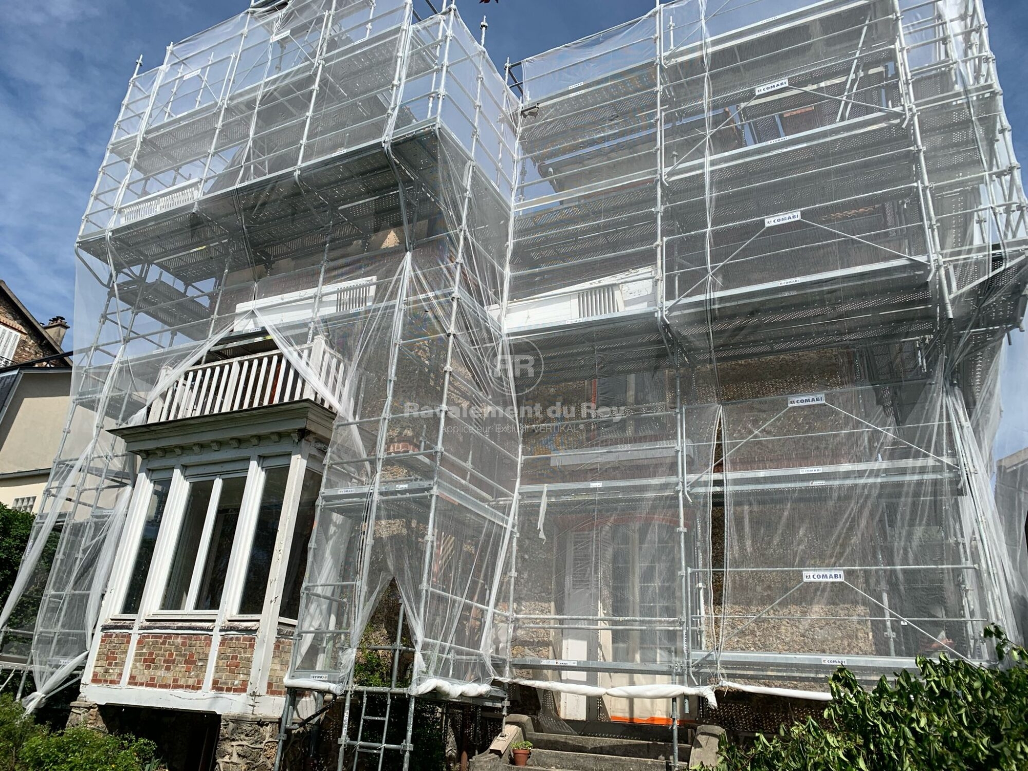 Échafaudage de ravalement de façade sur un bâtiment ancien