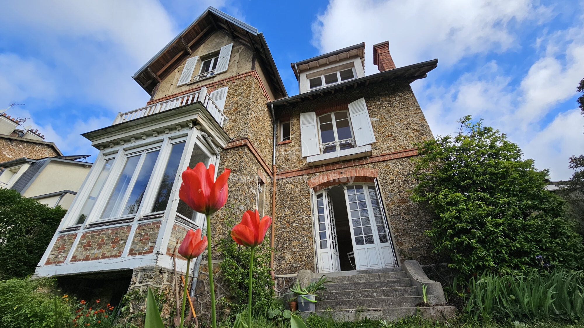 Maison à Ravalement du Roy avec façade en pierre et grandes fenêtres