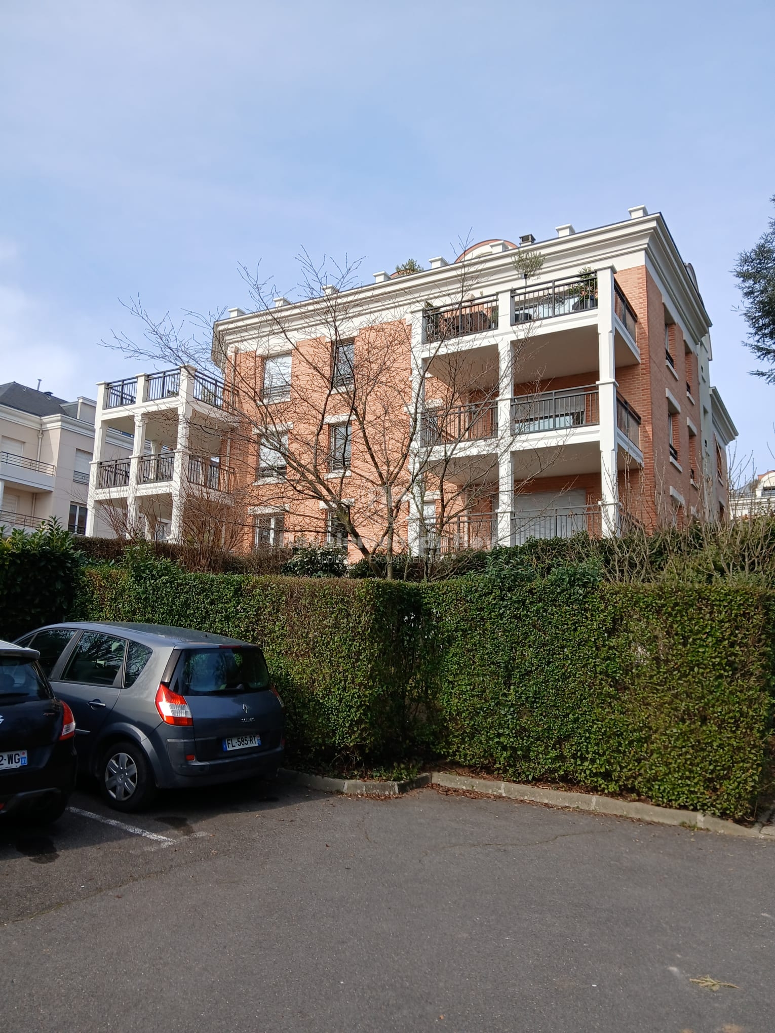 Façade d'un immeuble résidentiel avec balcons par Ravalement du Roy