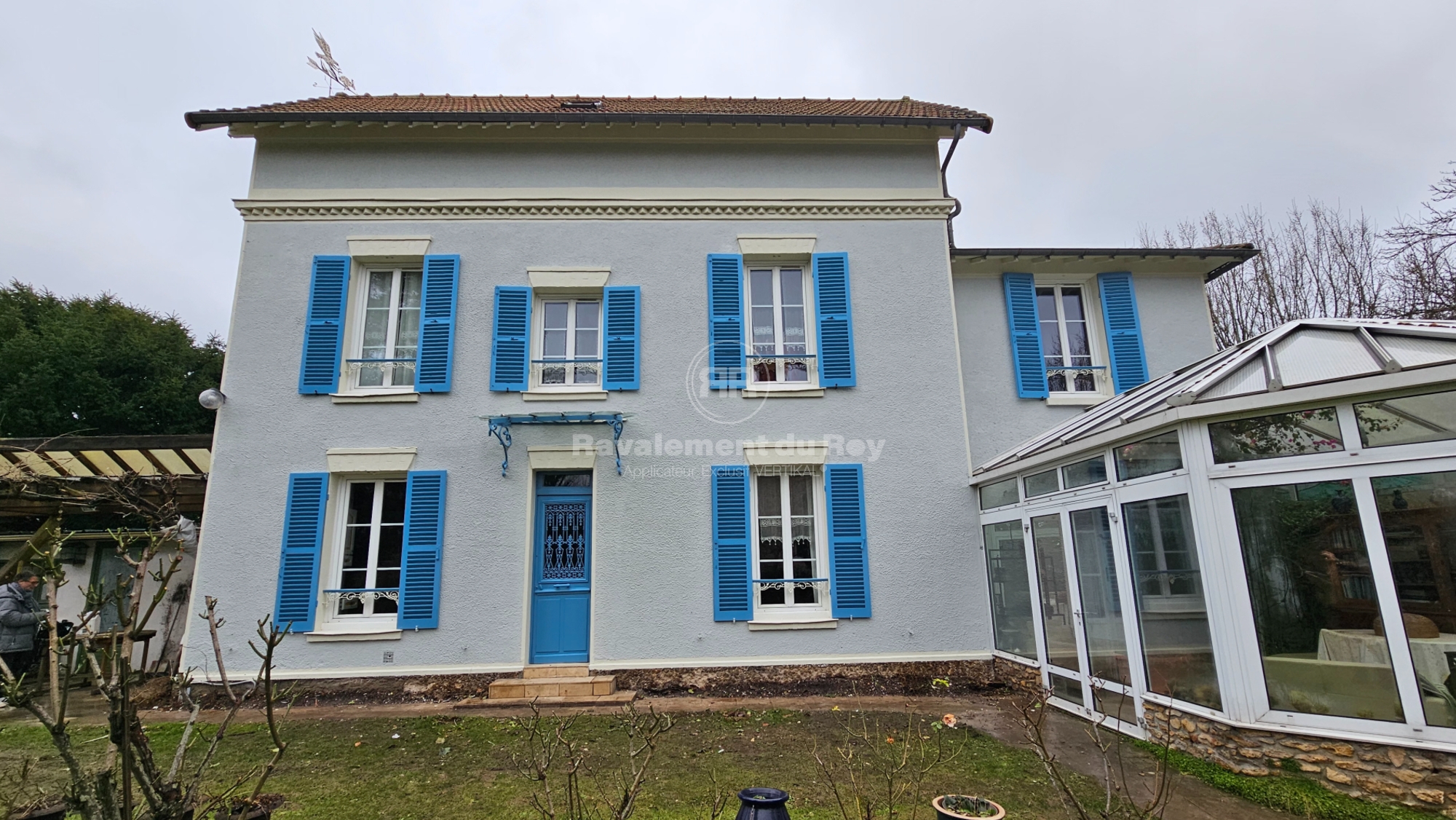 Maison avec volets bleus et porte bleue après ravalement du Roy
