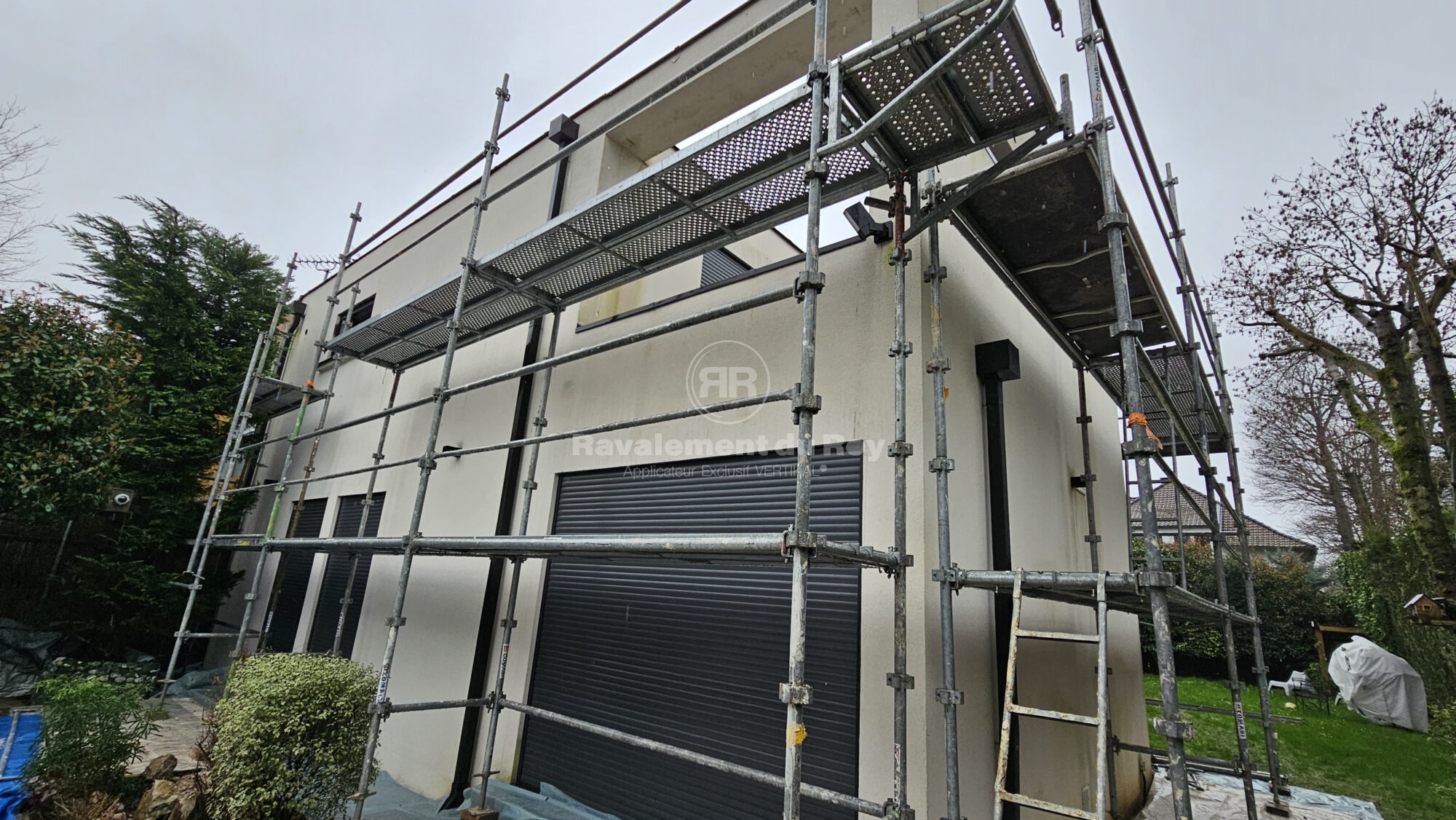 Façade en ravalement avec échafaudages et travaux