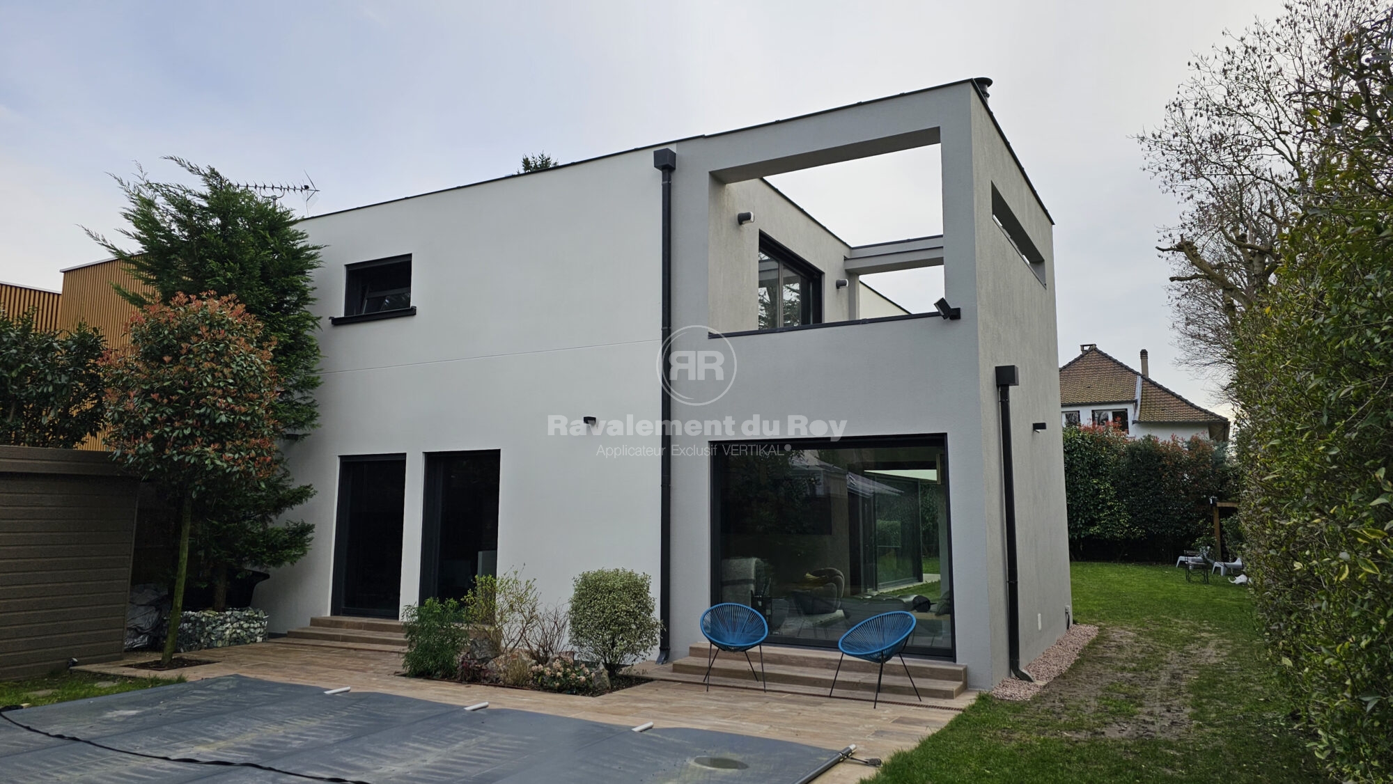 Façade moderne de maison après ravalement, grande baie vitrée