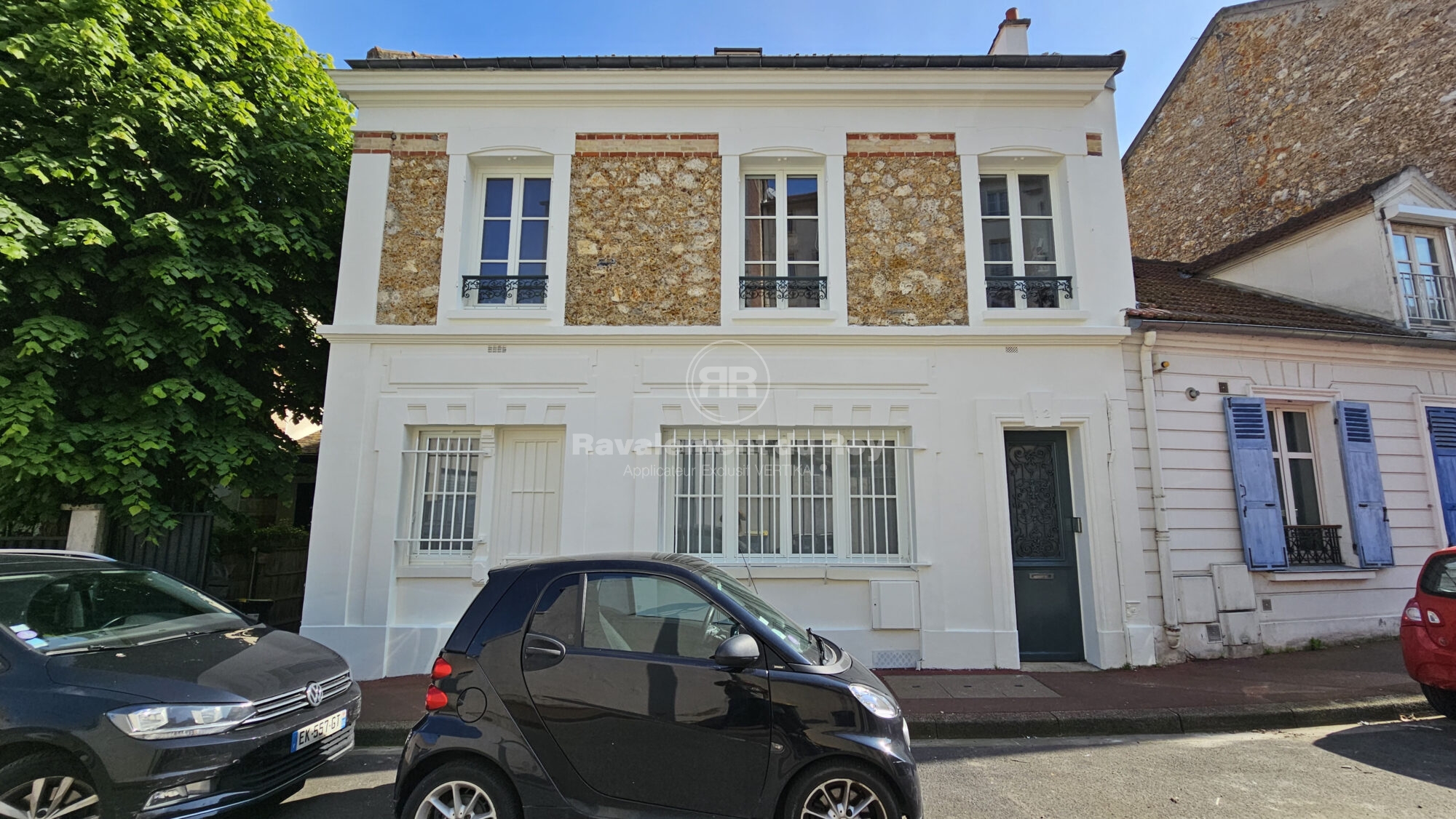 Maison avec façade mixte en Ravalement du Roy et briques blanches près de