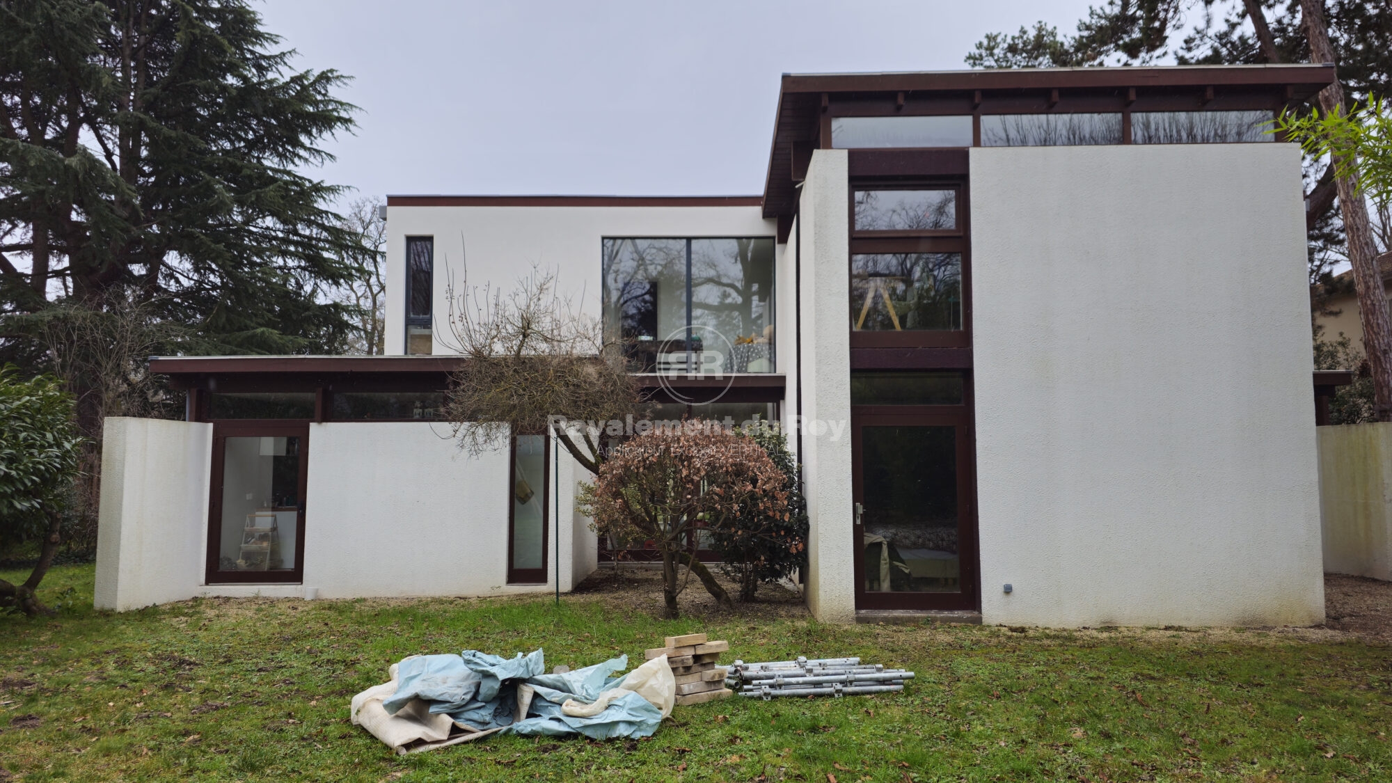 Maison en cours de ravalement avec échafaudage sur la façade