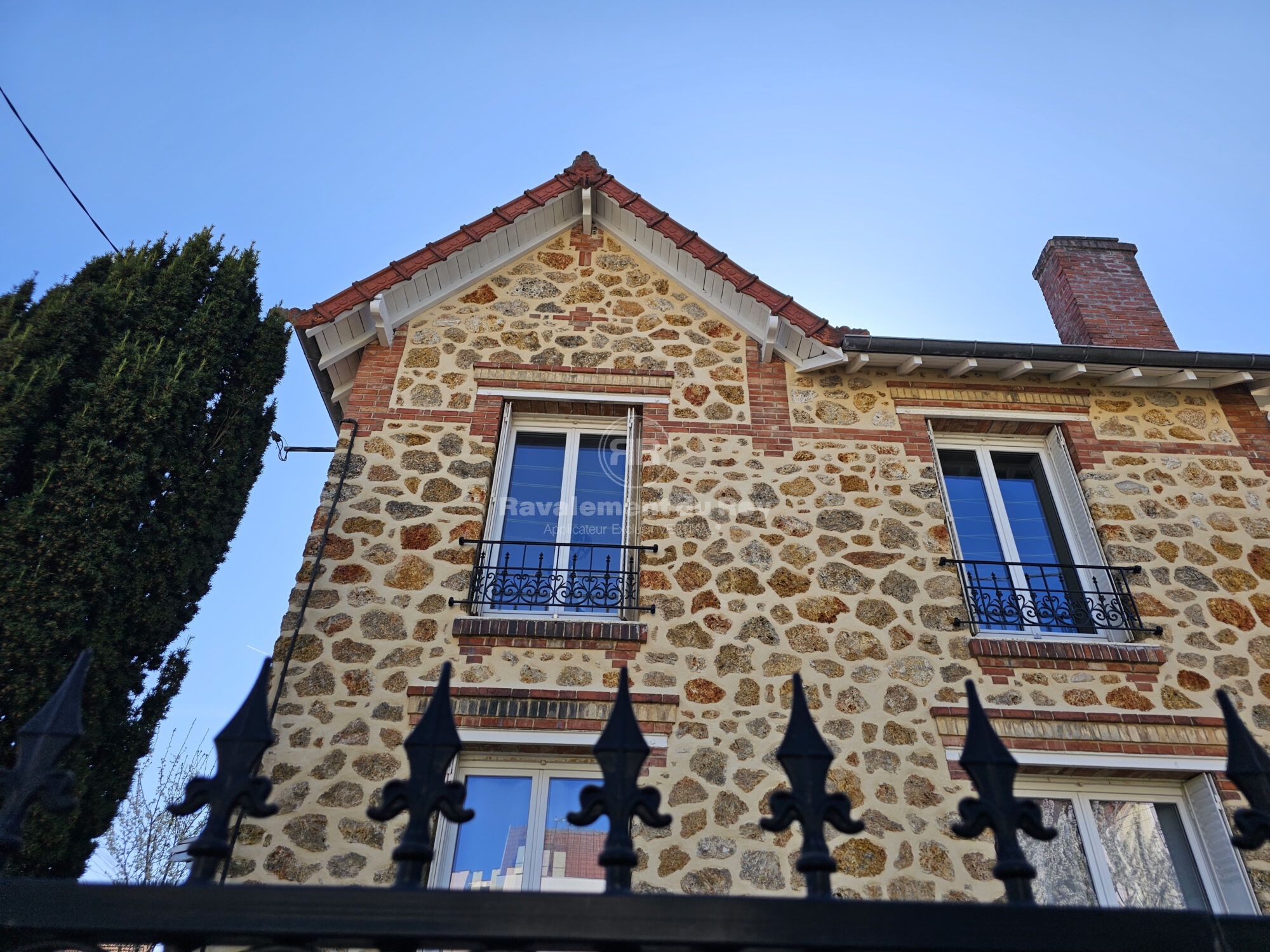 Façade en pierre avec fenêtres et balcons, Ravalement du Roy
