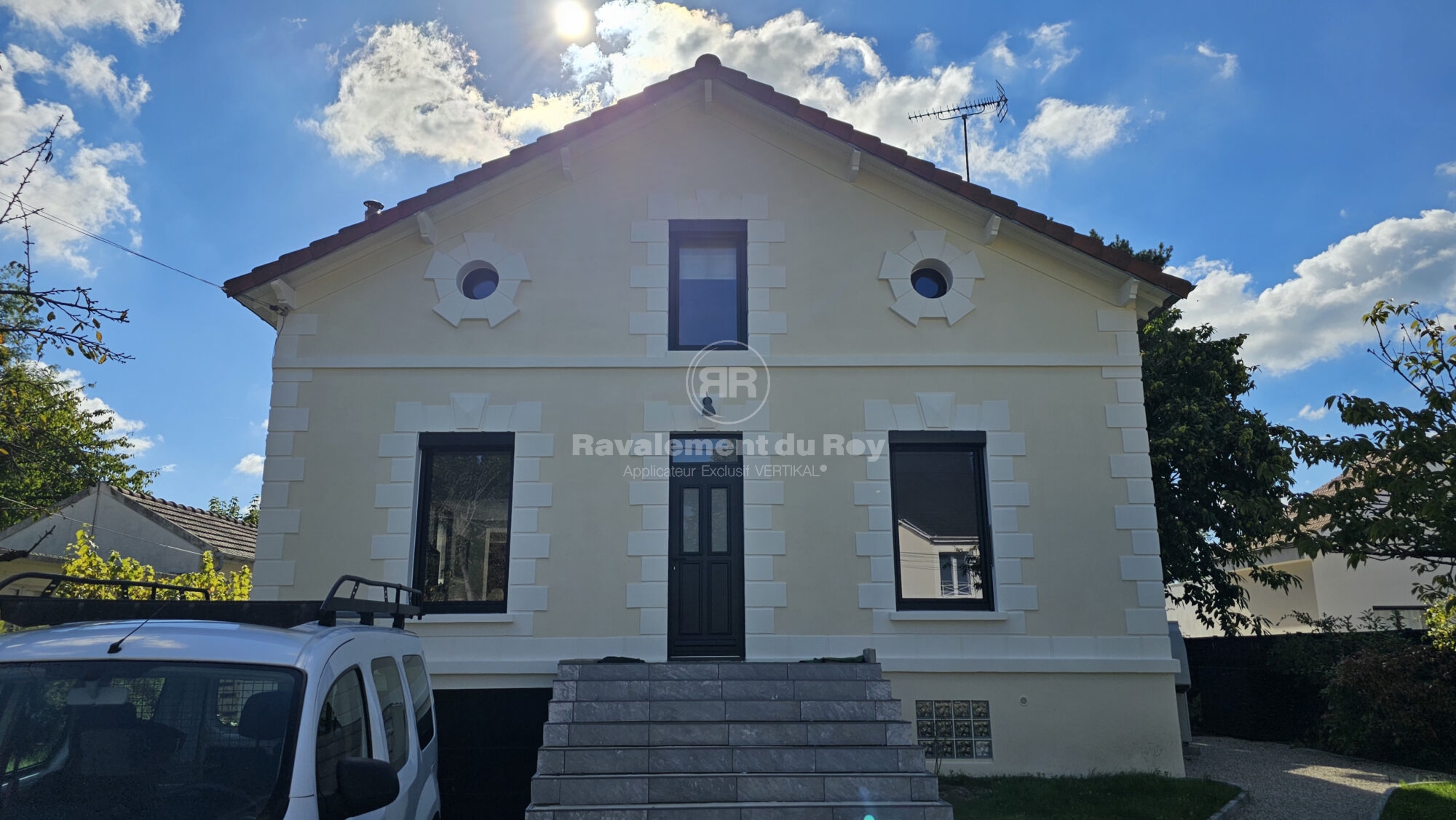 Façade de maison avec ravalement du Roy, fenêtres et porte principale.