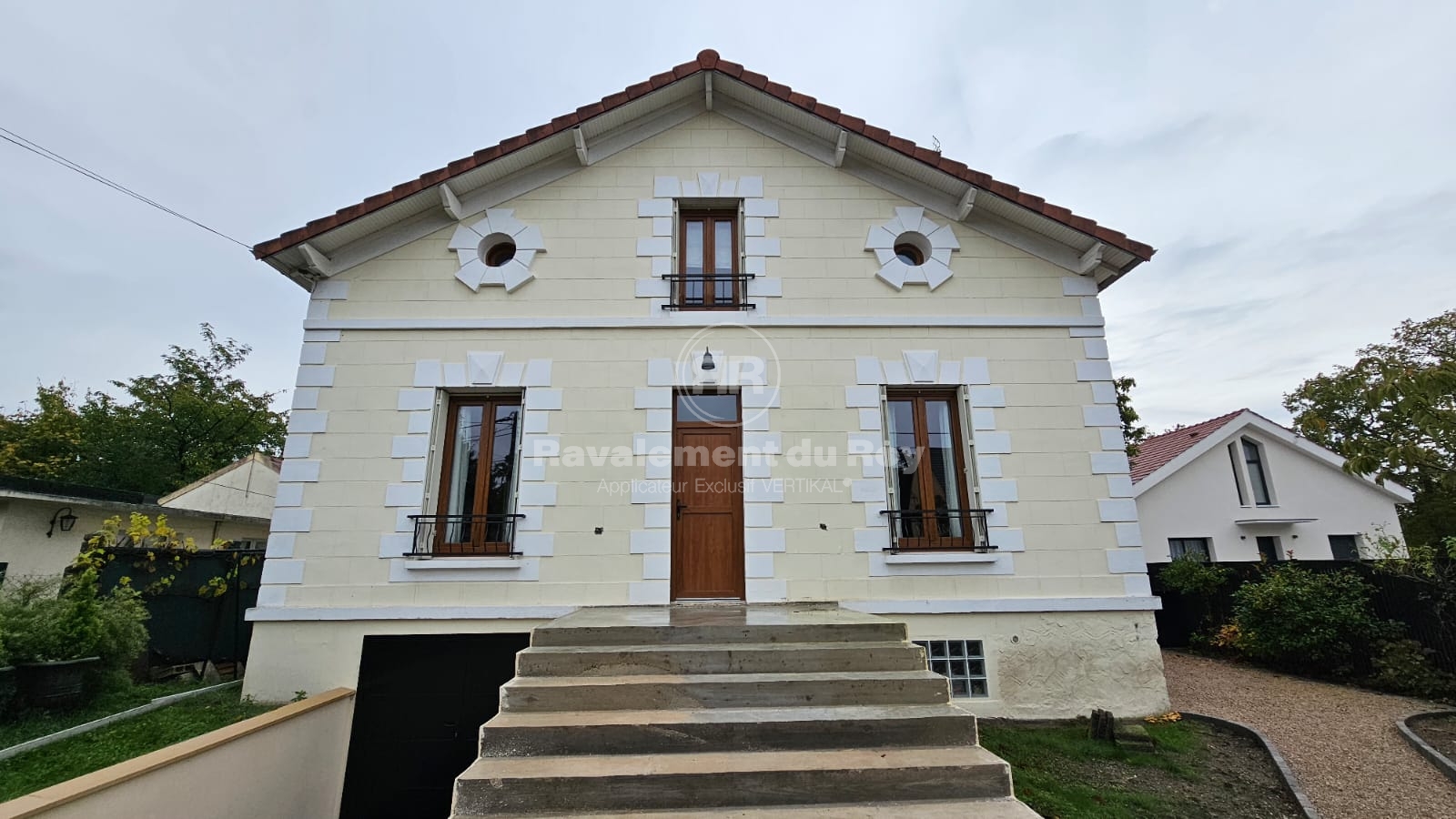Maison ravalée avec escalier central et façade en pierre