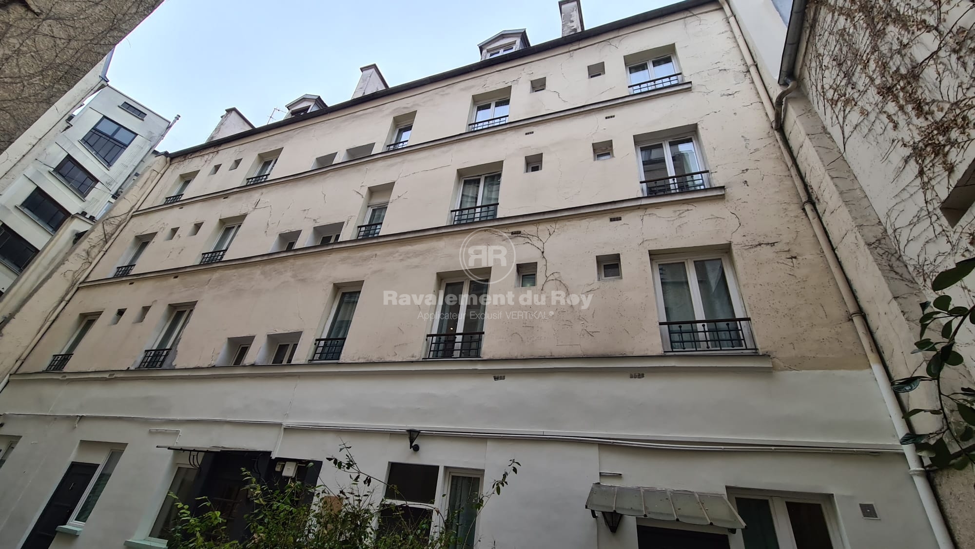 Façade d'immeuble ancien nécessitant un ravalement du Roy complet