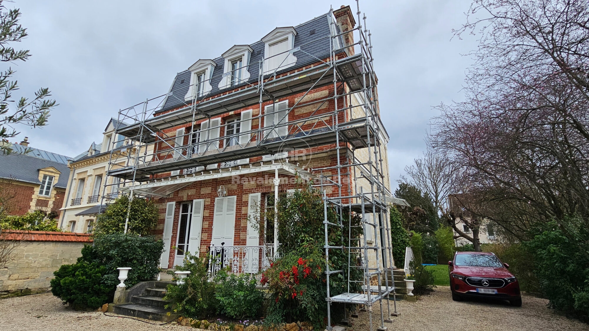 Maison en ravalement avec échafaudage, Ravalement du Roy