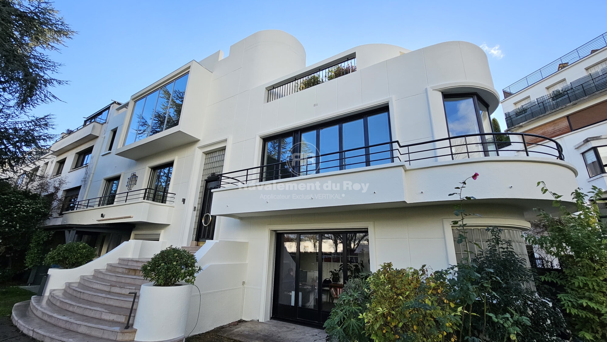 Façade moderne avec balcons et grandes fenêtres à Ravalement du Roy