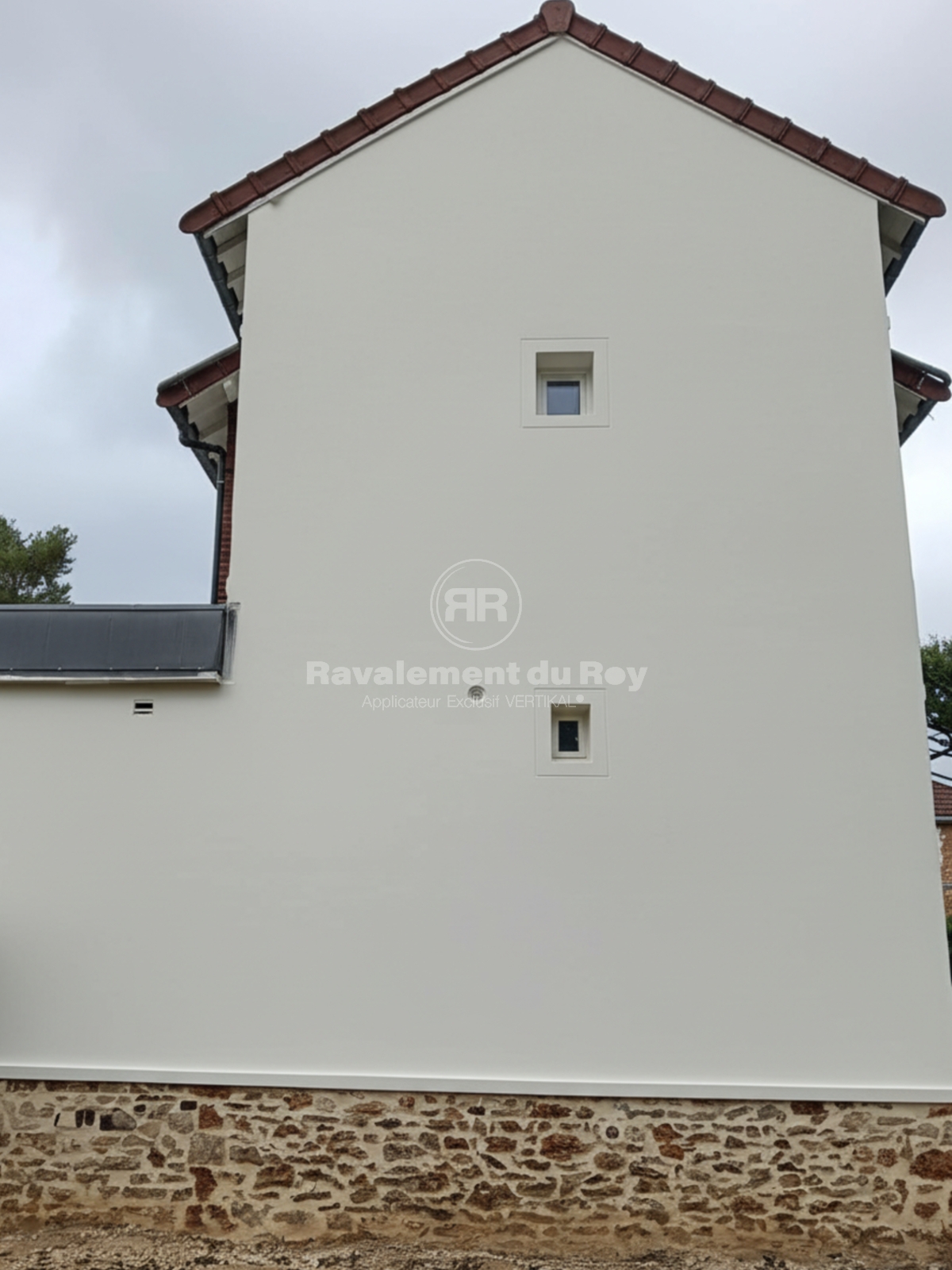 Façade blanche avec petites fenêtres par Ravalement du Roy