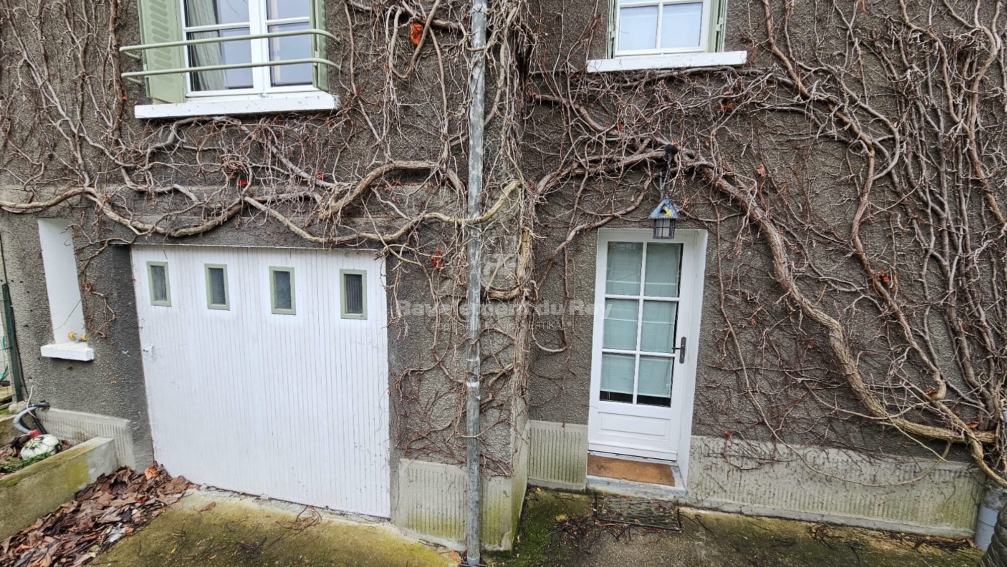 Façade avec porte et fenêtre, ravalement du Roy nécessaire