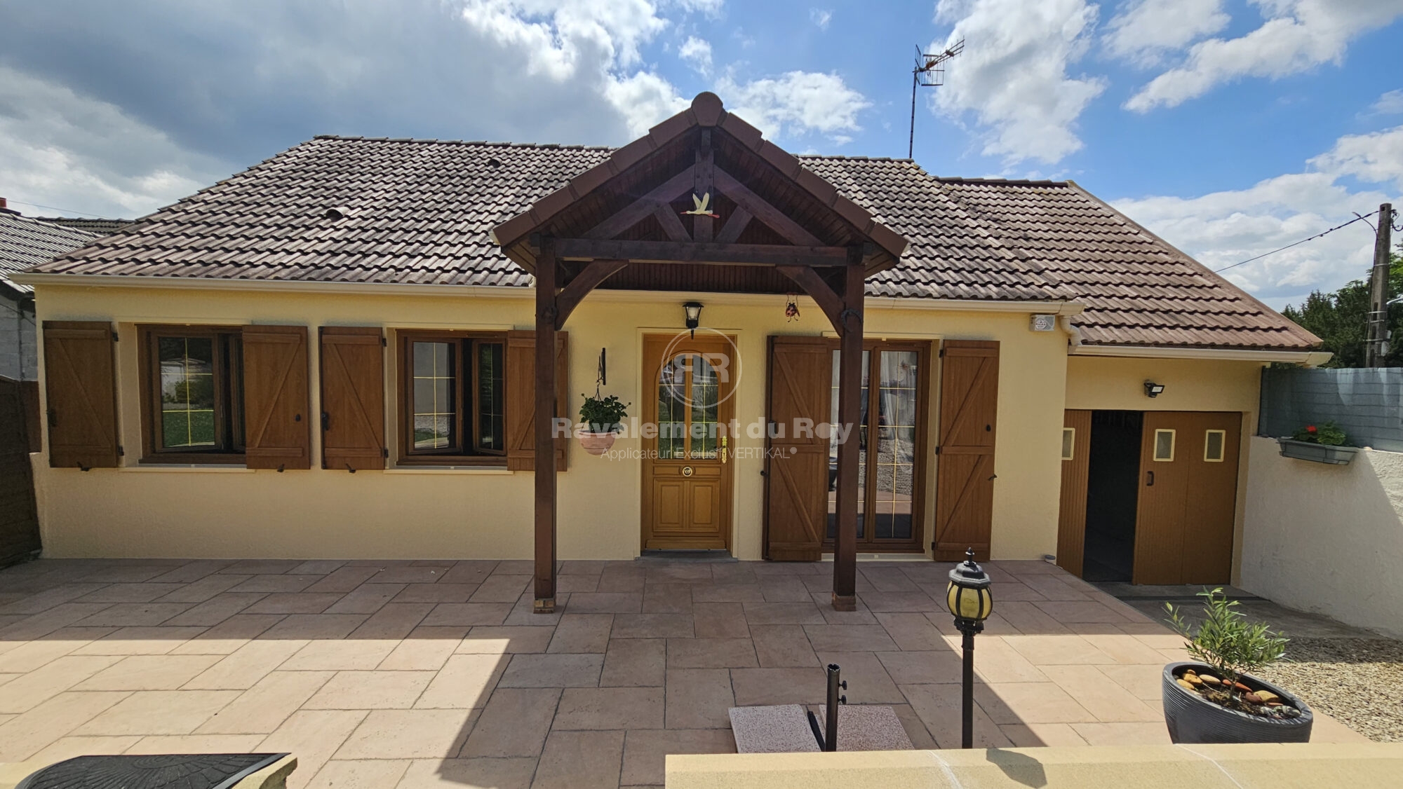 Façade ravalée Ravalement du Roy, porte en bois, fenêtres avec volets