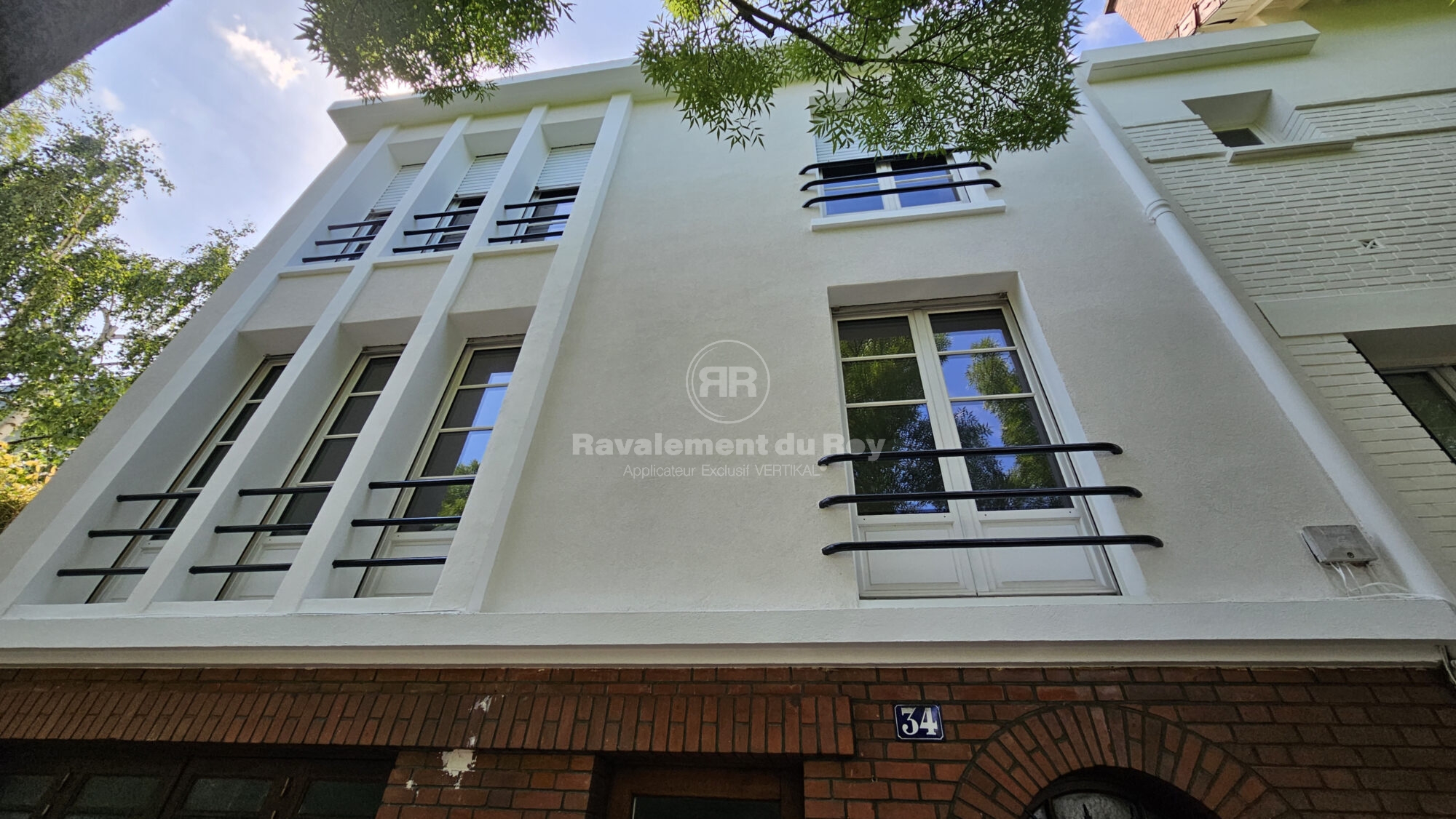 Façade d'immeuble avec détails architecturaux et balcons à Ravalement du Roy