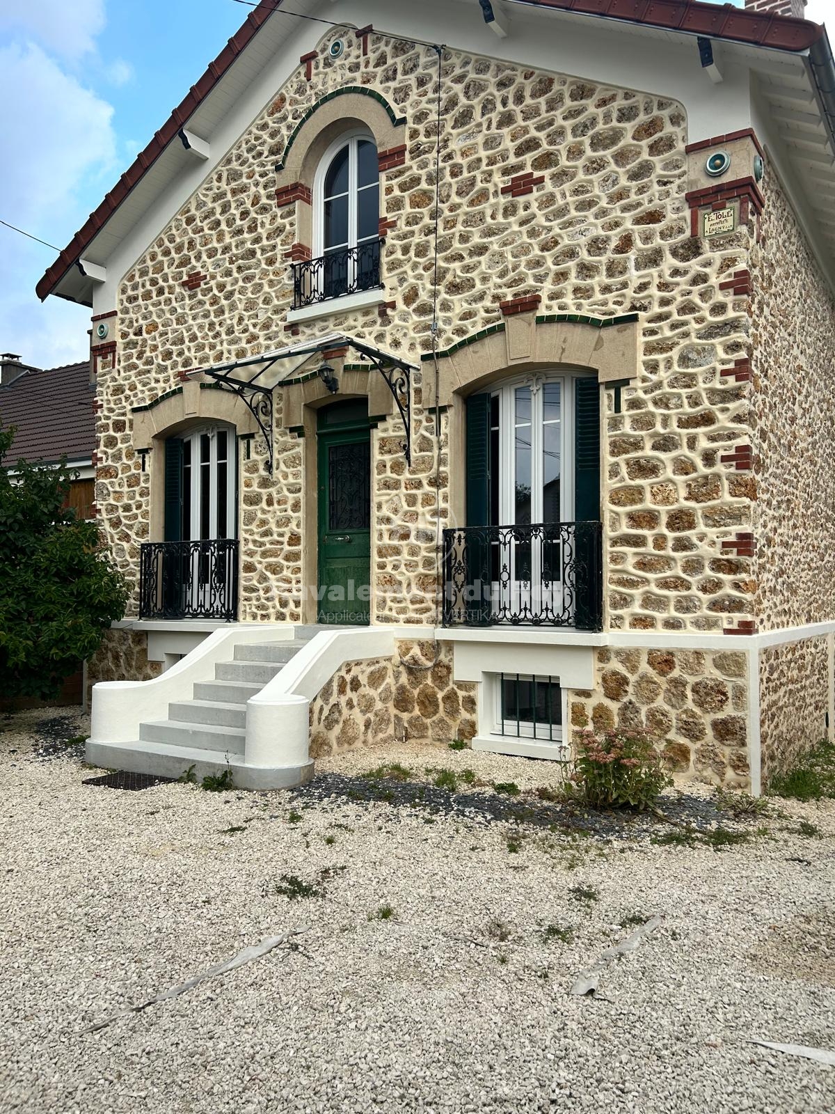Façade en pierre avec ravalement, porte et fenêtres, Ravalement du Roy
