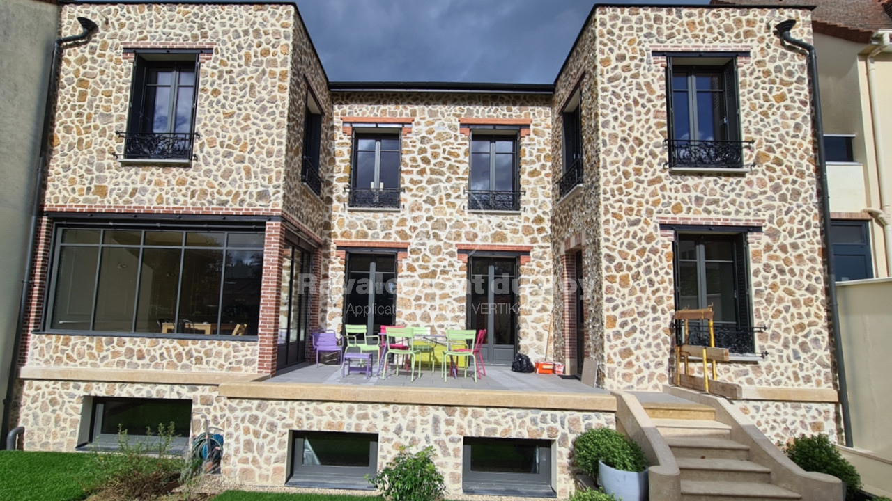 Transformation de façade à Meudon Pose de parements de briques et meulières - APRES