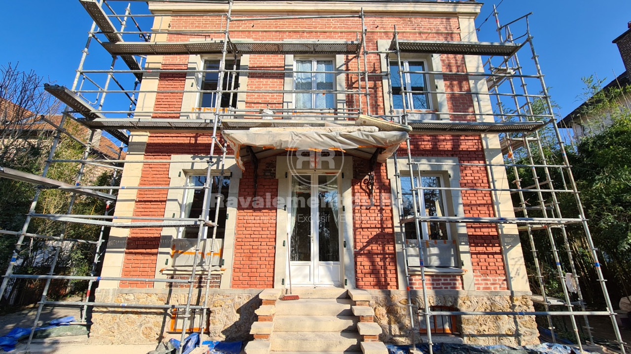 Ravalement de Façade à Le Vésinet Une Rénovation de Brique Spectaculaire - AVANT
