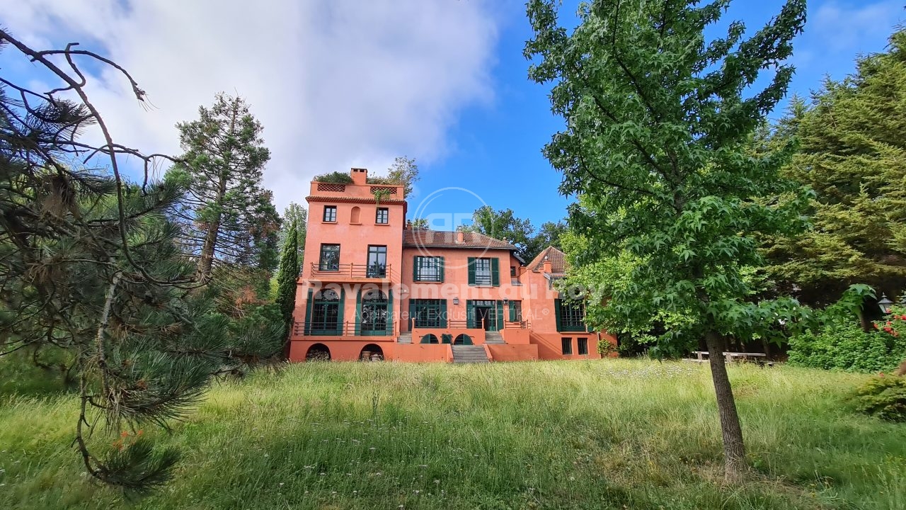 Peintures façades d'une maison à Garches, 92380, Hauts-de-Seine